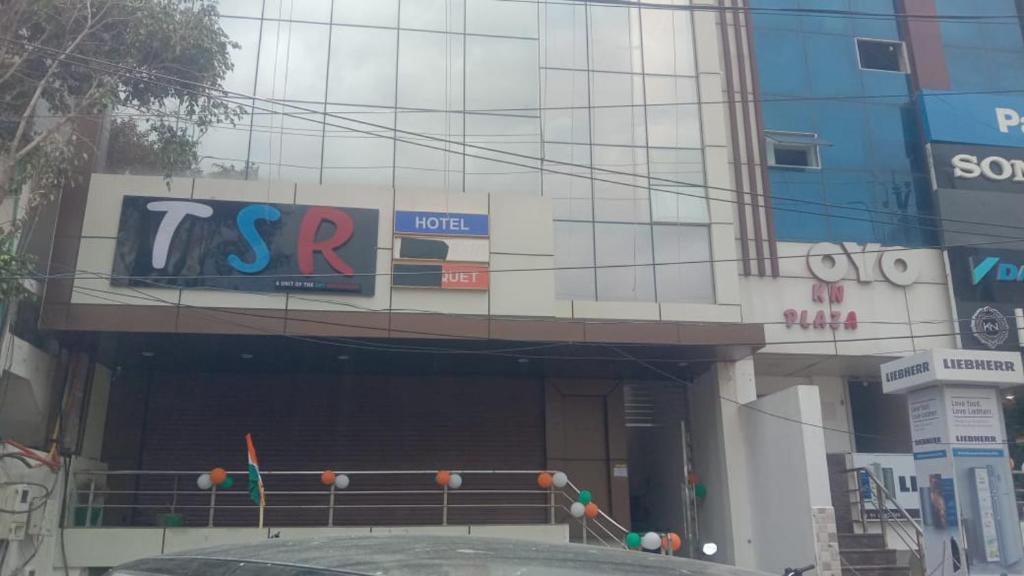 una señal tsr en la parte delantera de un edificio en Hotel TSR By WB Inn, en Agra