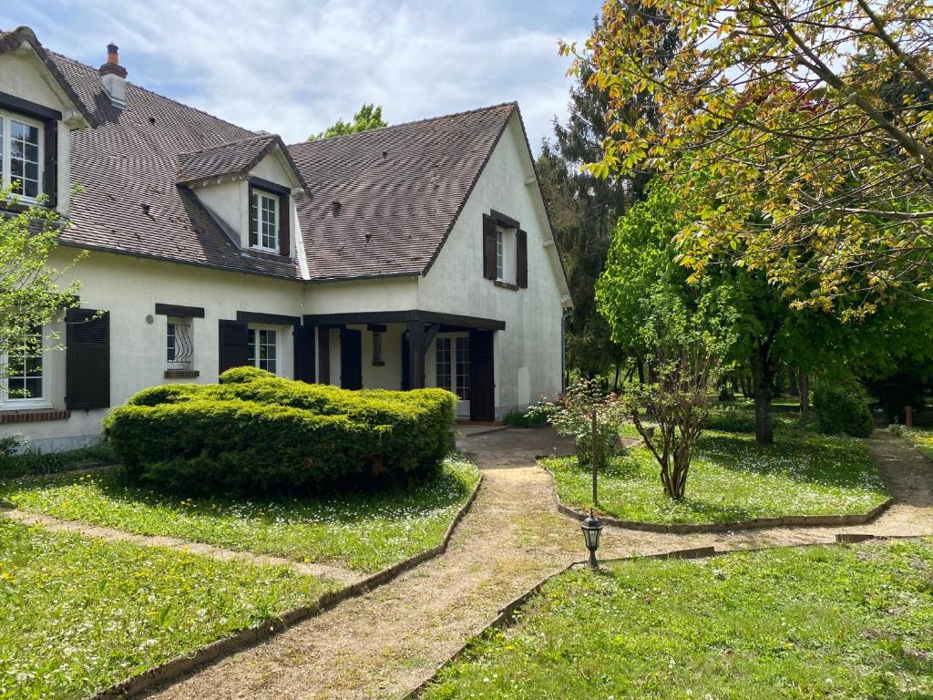 una casa blanca con techo negro en Maison de campagne familiale sur la route des Châteaux en Huisseau-sur-Mauves