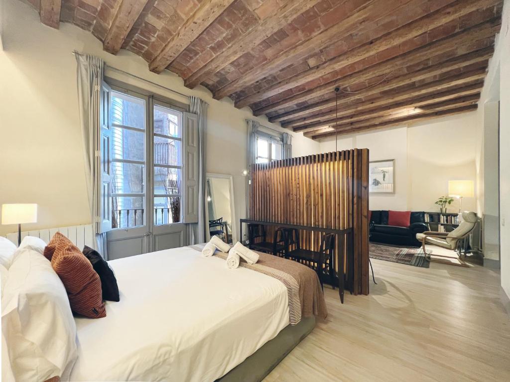 una camera con un grande letto di Plaza Catalunya IX Apartment a Barcellona