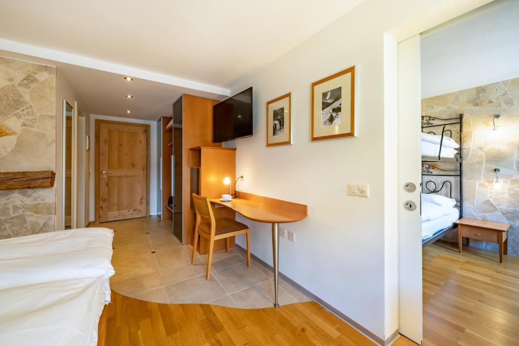 
Family Room (2 Adults + 2 Children)
