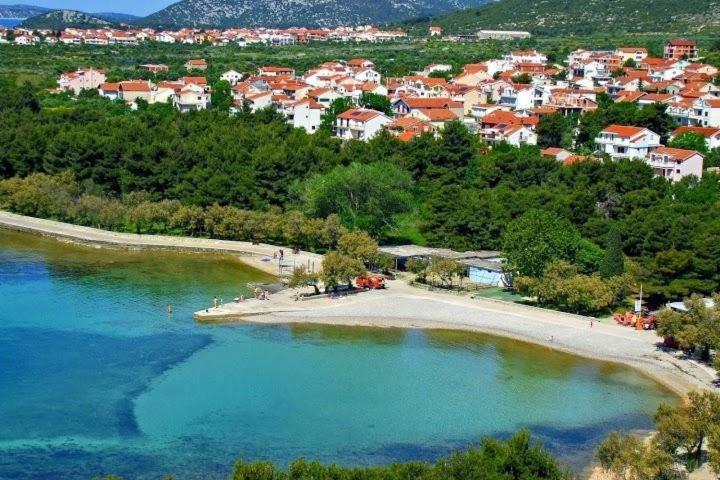 eine Insel in einem Gewässer mit einer Stadt in der Unterkunft Zvonćica Deluxe in Vodice
