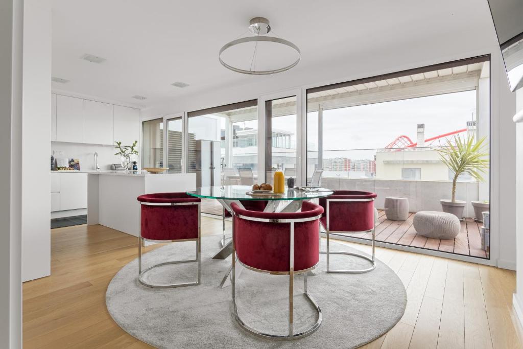 Modern 3BR with Terrace in Benfica by Host For Us