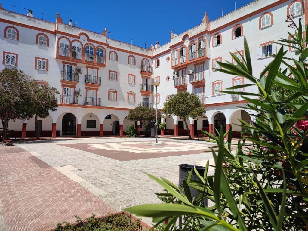 un patio de un gran edificio con árboles en Precioso piso en Puerto Real, perfecta ubicación., en Puerto Real