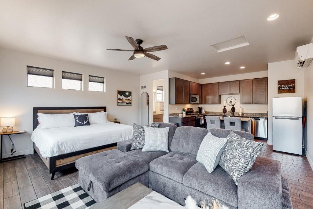 ein Wohnzimmer mit einem Sofa und einem Bett in der Unterkunft Hideaway in the Sun in Flagstaff