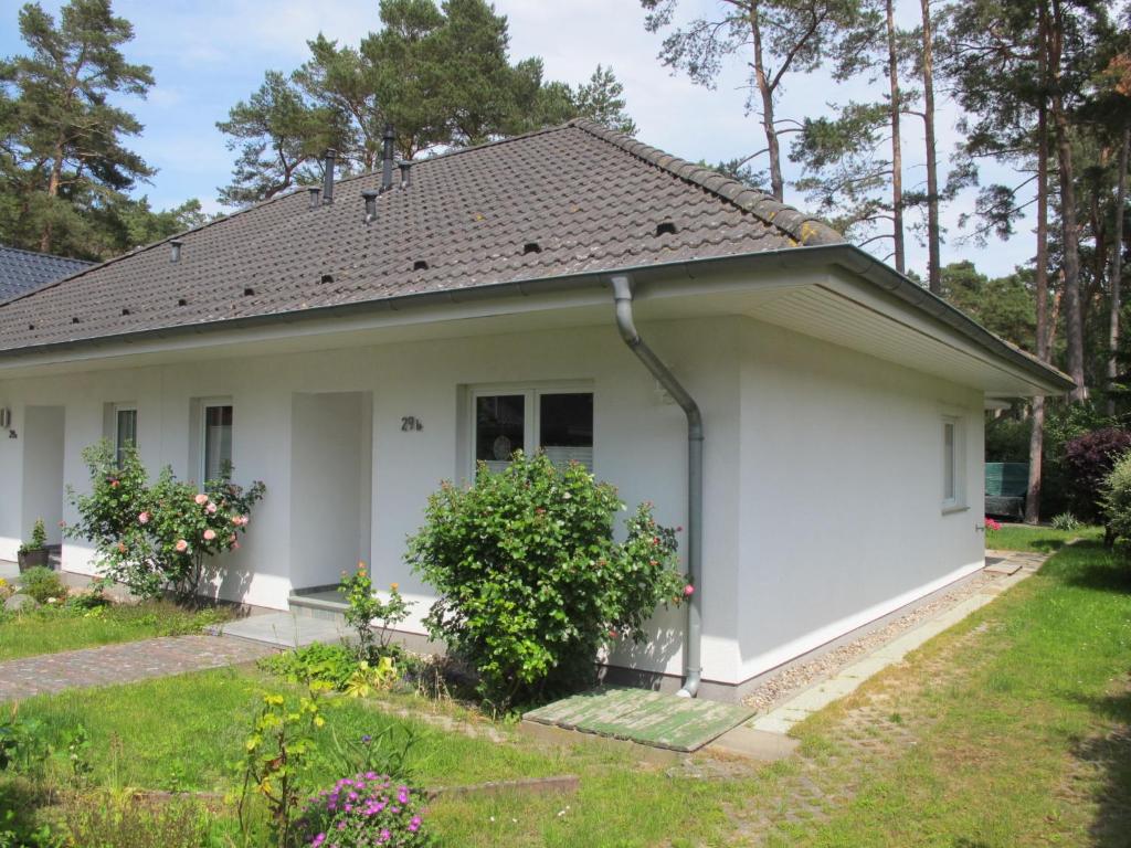 uma pequena casa branca com telhado em Holiday Home Enikö by Interhome em Lubmin