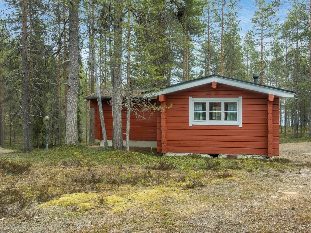 eine kleine rote Hütte im Wald in der Unterkunft Holiday Home Livon pirtti 2 by Interhome in Posio