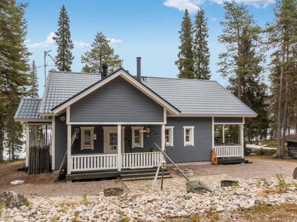a gray house with white trim in a yard at Holiday Home Mirkunranta by Interhome in Salla