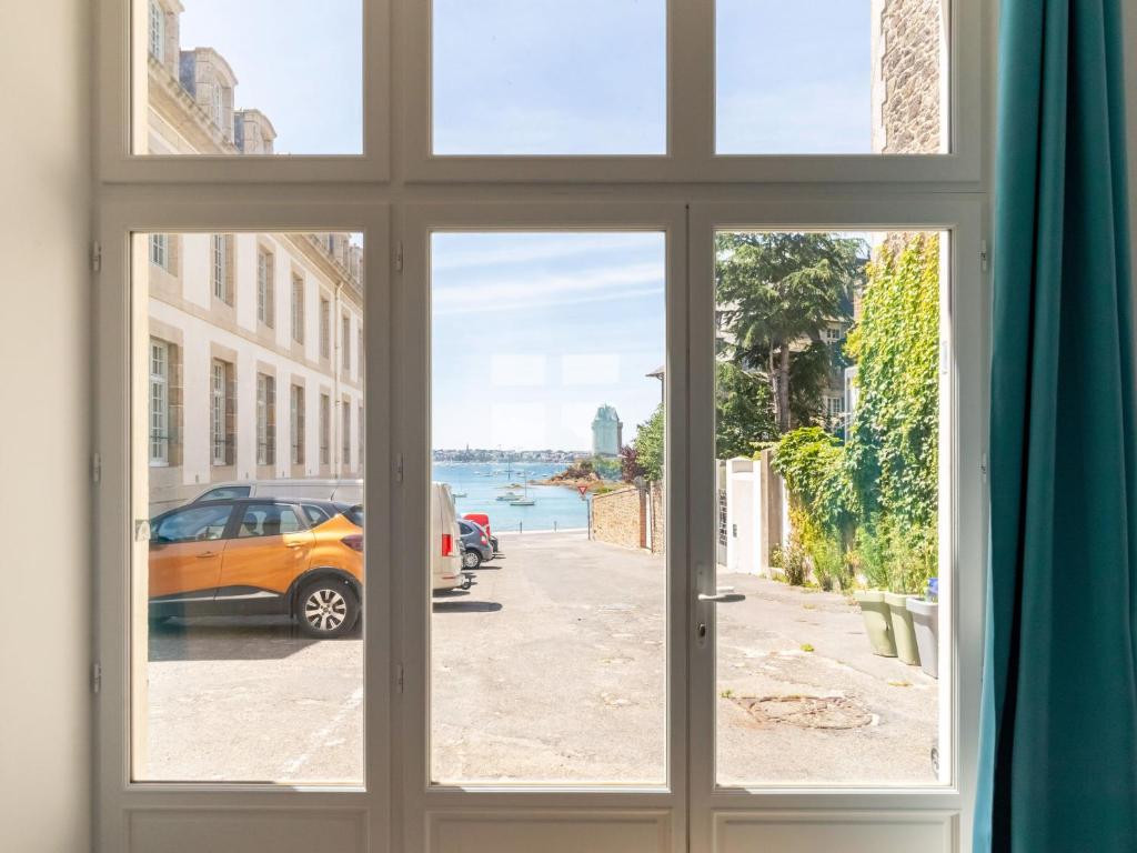 - une fenêtre donnant sur une rue à l'extérieur dans l'établissement Apartment Vue Solidor-1 by Interhome, à Saint-Malo