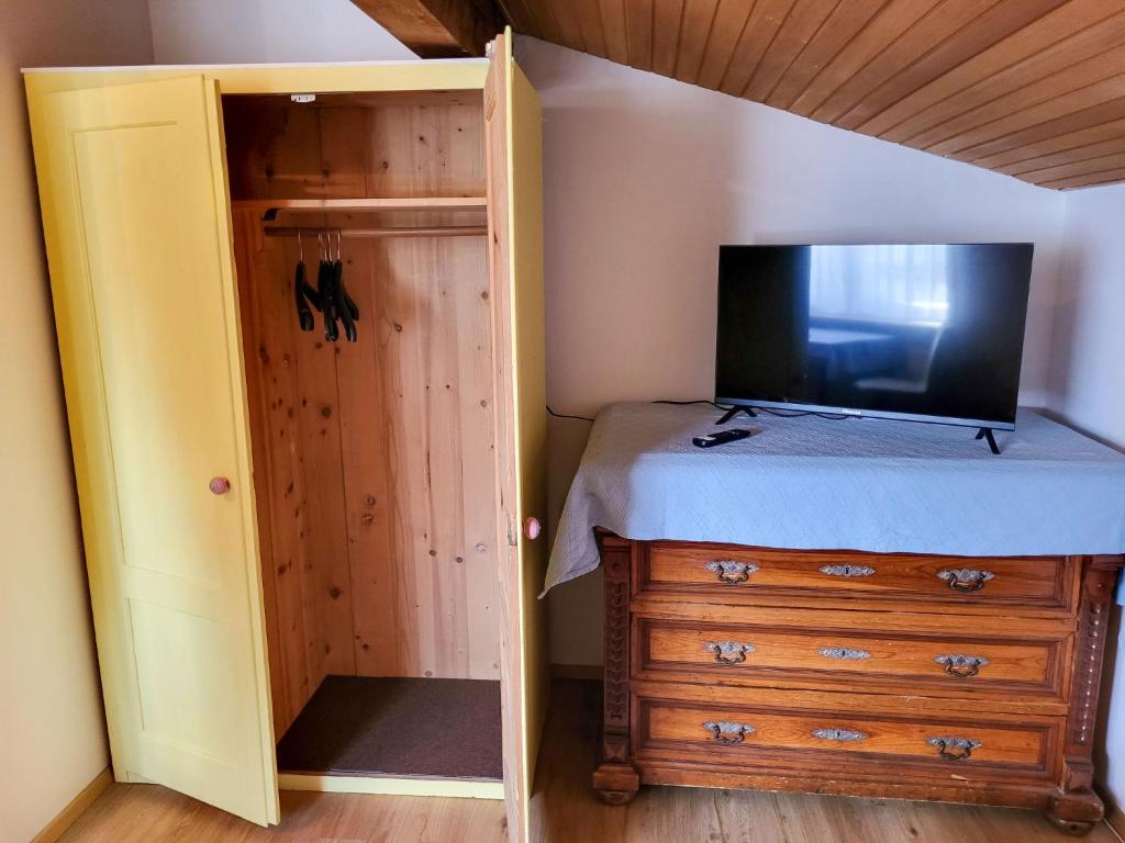 Televízia a/alebo spoločenská miestnosť v ubytovaní Apartment Frieda by Interhome