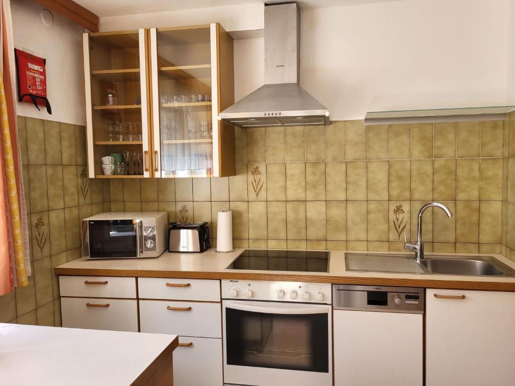Kuchyňa alebo kuchynka v ubytovaní Apartment Frieda by Interhome
