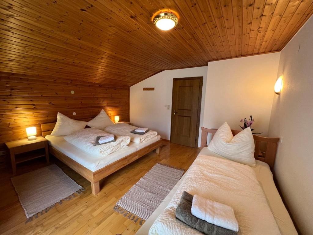 Postel nebo postele na pokoji v ubytování Holiday Home Haus Sigfried by Interhome