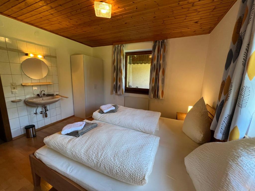 Postel nebo postele na pokoji v ubytování Holiday Home Haus Sigfried by Interhome