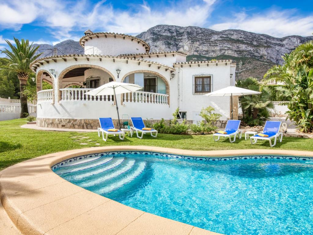 eine Villa mit einem Swimmingpool vor einem Haus in der Unterkunft Holiday Home Villa Jolanda by Interhome in Denia