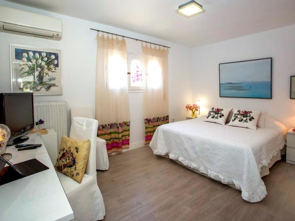 Postel nebo postele na pokoji v ubytování Holiday Home Villa Polonia Mouche by Interhome