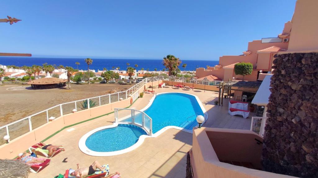 vista para uma piscina num resort em Vero House TERRAZA DE LA PAZ em San Miguel de Abona