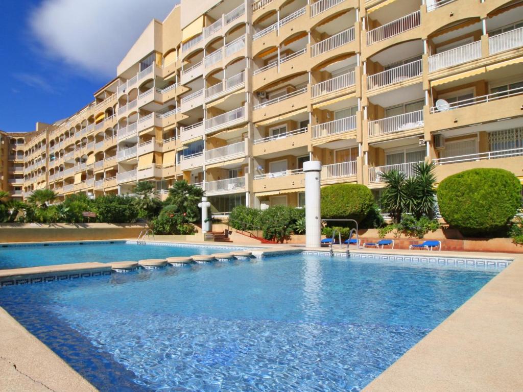 duży basen przed budynkiem w obiekcie Apartment Apolo VII-9 by Interhome w mieście Calpe
