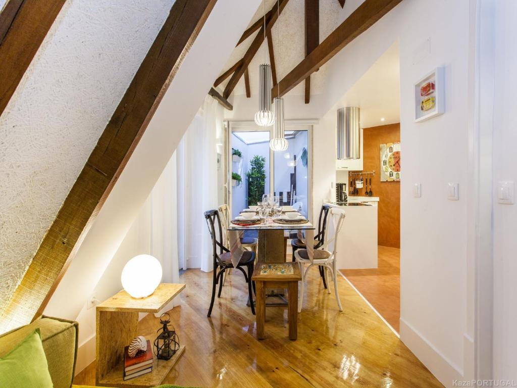 リスボンにあるCarmo Chiado Deluxe Apartmentのダイニングルーム、キッチン(テーブル、椅子付)