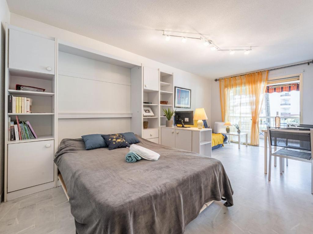 une chambre avec un lit et un bureau dans une pièce dans l'établissement Studio Le Mercure by Interhome, à Cannes