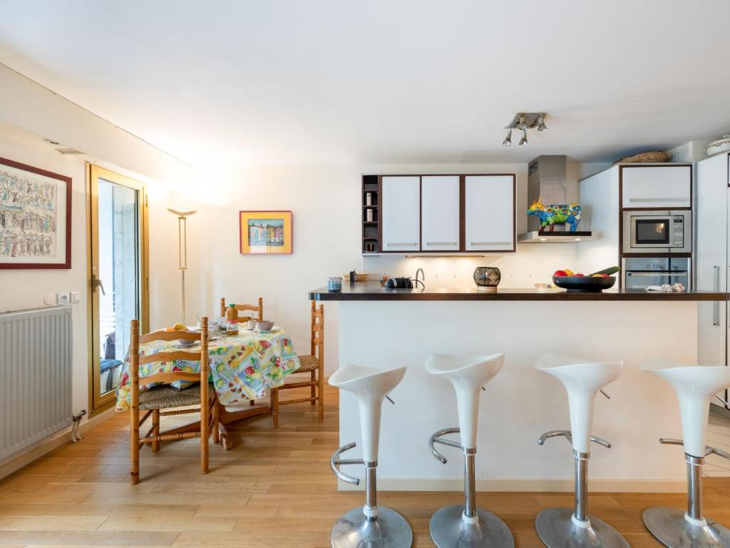 une cuisine et une salle à manger avec une table et des chaises dans l'établissement Apartment Les Princes-2 by Interhome, à Deauville