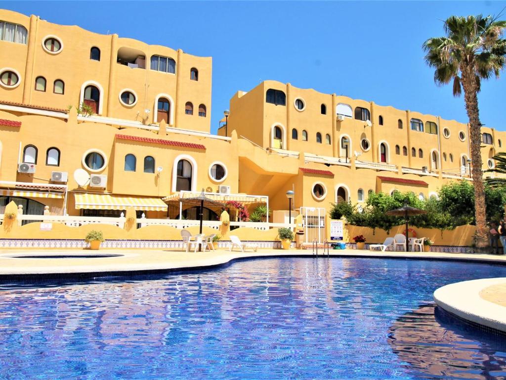 un complejo con piscina frente a un edificio en Holiday Home Alkabir Playa by Interhome, en El Campello
