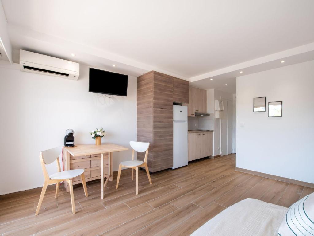 kuchnia i jadalnia ze stołem i krzesłami w obiekcie Studio Les Pradels by Interhome w mieście Cavalaire-sur-Mer