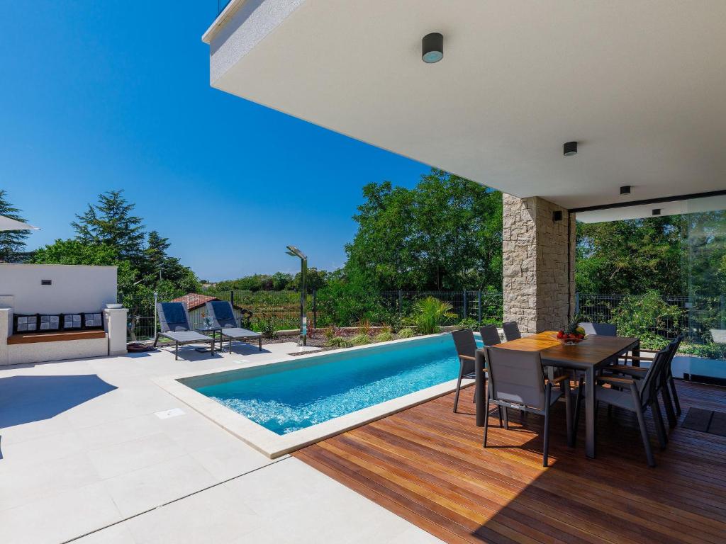 Bazén v ubytování Holiday Home Villa Irena by Interhome nebo v jeho okolí