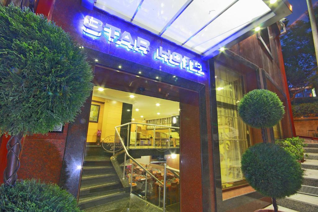 Un escaparate con un cartel que dice "bienes raíces" en Park Star Hotel Taksim, en Estambul