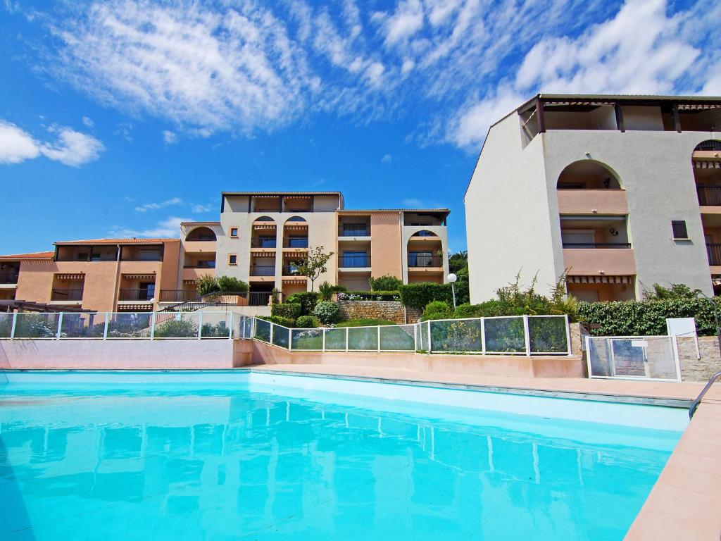 basen przed budynkiem w obiekcie Apartment La Gaillarde-16 by Interhome w mieście Les Issambres