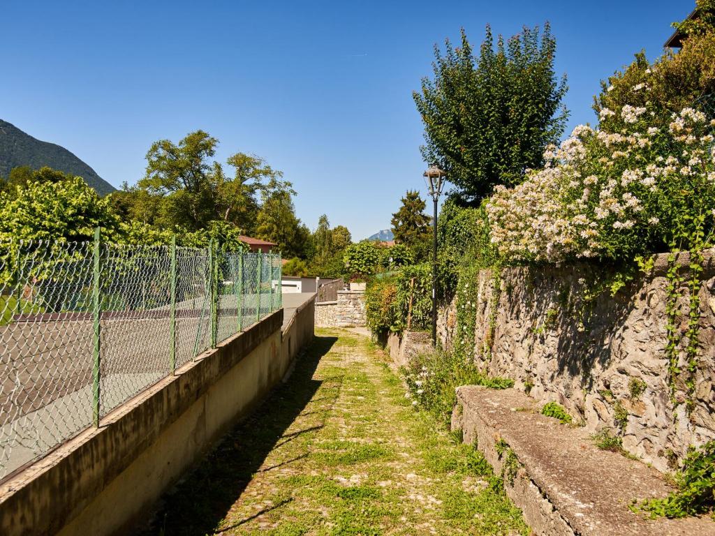 Tenis alebo squash v ubytovaní Holiday Home Casa Melissa by Interhome alebo jeho okolí