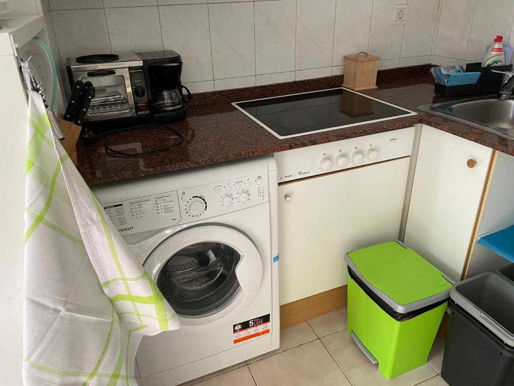 una cucina con lavatrice e lavandino di Sol i Neu a Encamp