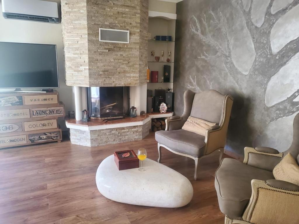 Posedenie v ubytovaní Luxurious, Quiet, and Peaceful, 3 floor villa, 5km from Monaco