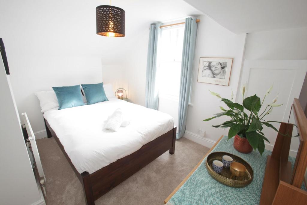 a bedroom with a bed and a potted plant at Cheltenham Road One Bedroom Apartment in Bristol