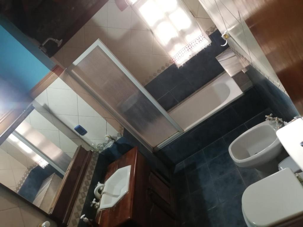 an overhead view of a bathroom with a toilet and a sink at La Casa del Paraná - San Pedro in San Pedro