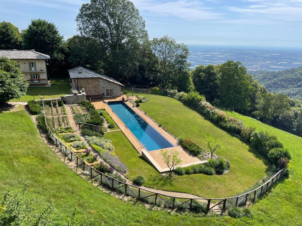 uma vista aérea de um quintal com uma piscina e uma casa em Dionisia's Home, Pool, Spa on Monviso UNESCO ALPS em Verzuolo