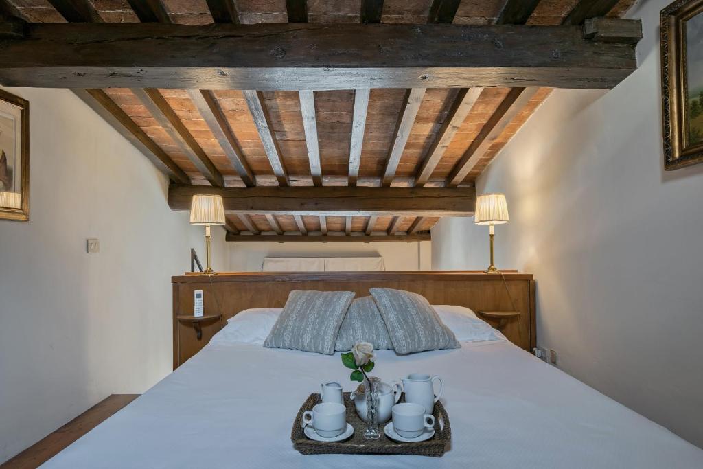 Posteľ alebo postele v izbe v ubytovaní Tiziano big penthouse in the Oltrarno