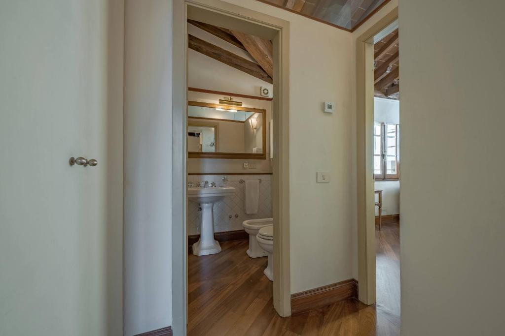 Kúpeľňa v ubytovaní Tiziano big penthouse in the Oltrarno