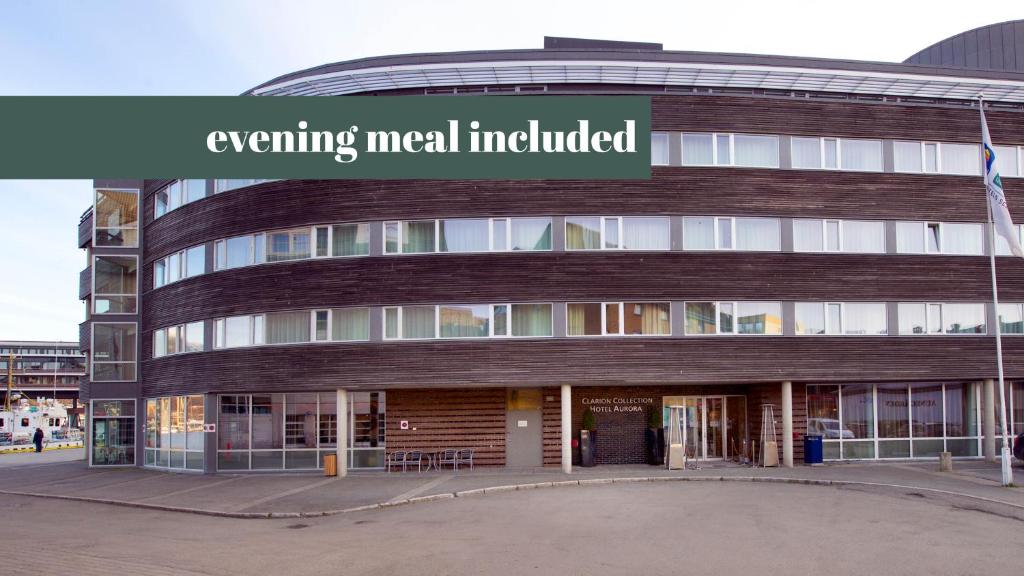 una vista externa de un edificio con las palabras comida del evento incluidas en Clarion Collection Hotel Aurora en Tromsø