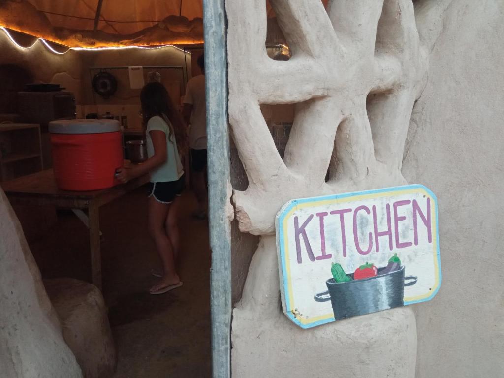 Kuchyň nebo kuchyňský kout v ubytování Kibbutz Lotan Eco-Campus