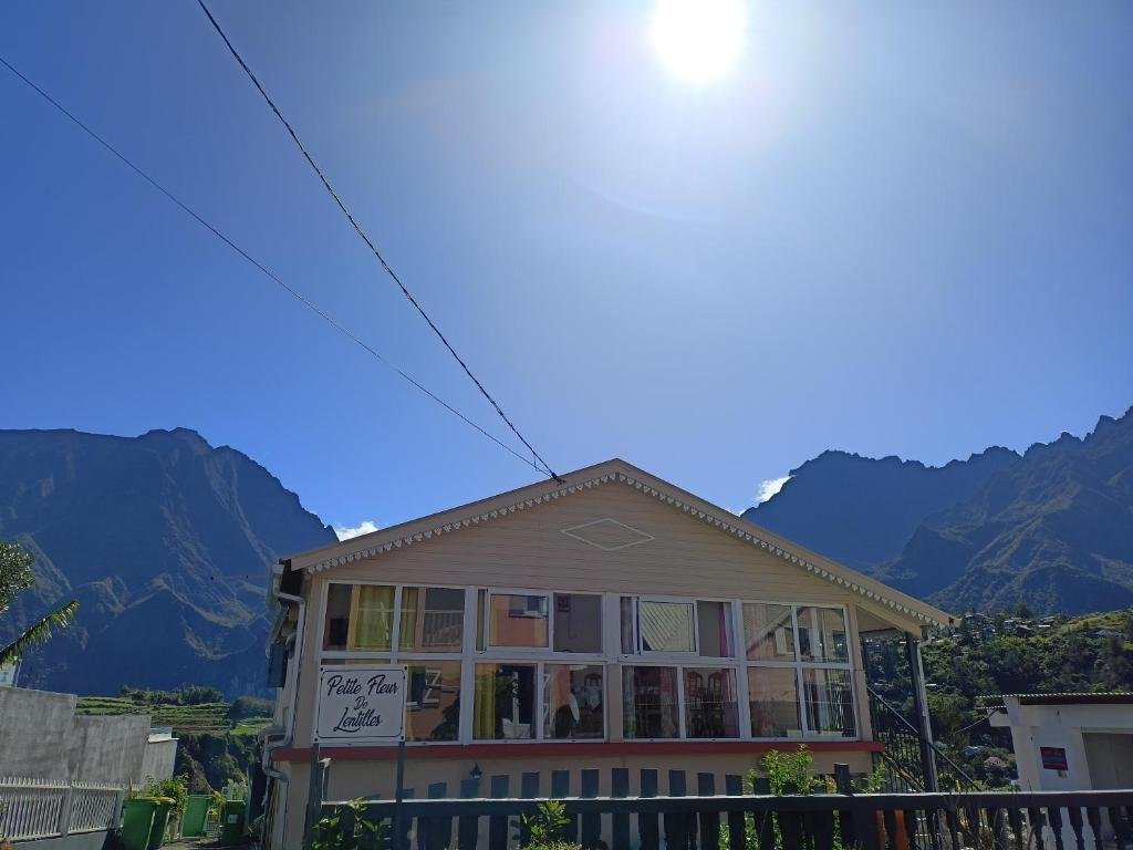 uma casa com vista para as montanhas em Petite Fleur de Lentilles 2 em Cilaos
