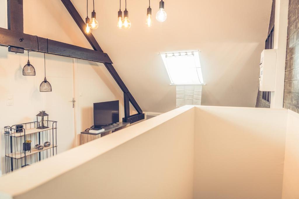 Televízia a/alebo spoločenská miestnosť v ubytovaní Le loft superbe studio avec stationnement gratuit