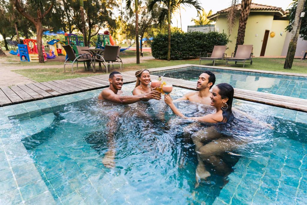 Bazén v ubytování Resort Costa Dos Coqueiros nebo v jeho okolí