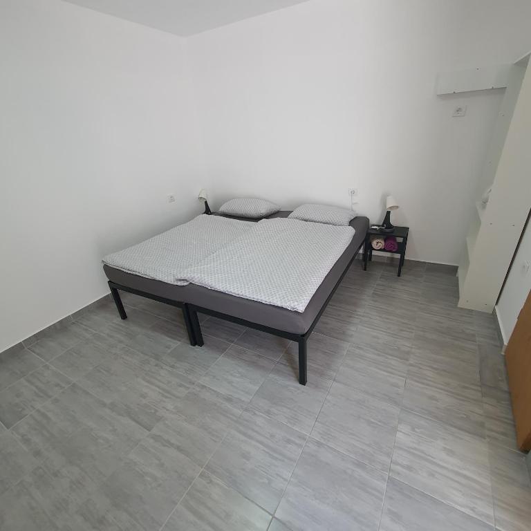 Posteľ alebo postele v izbe v ubytovaní Budget Apartment LeLo Center 4