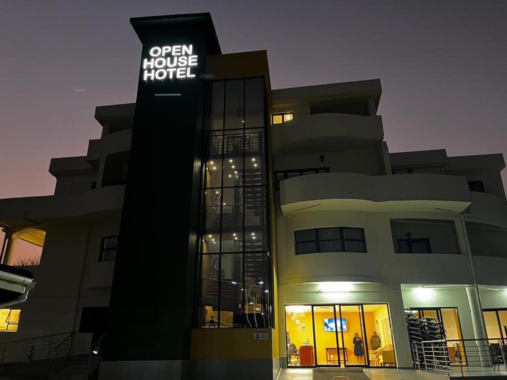 ein Gebäude mit einem Schild, das das Hotel im offenen Haus liest in der Unterkunft Open House Hotel in Mbabane