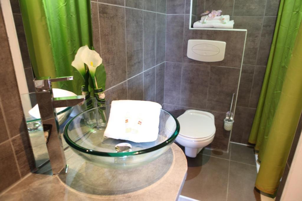 Koupelna v ubytov&aacute;n&iacute; Hotel &amp; Spa Gil de France Cap d&#39;Agde