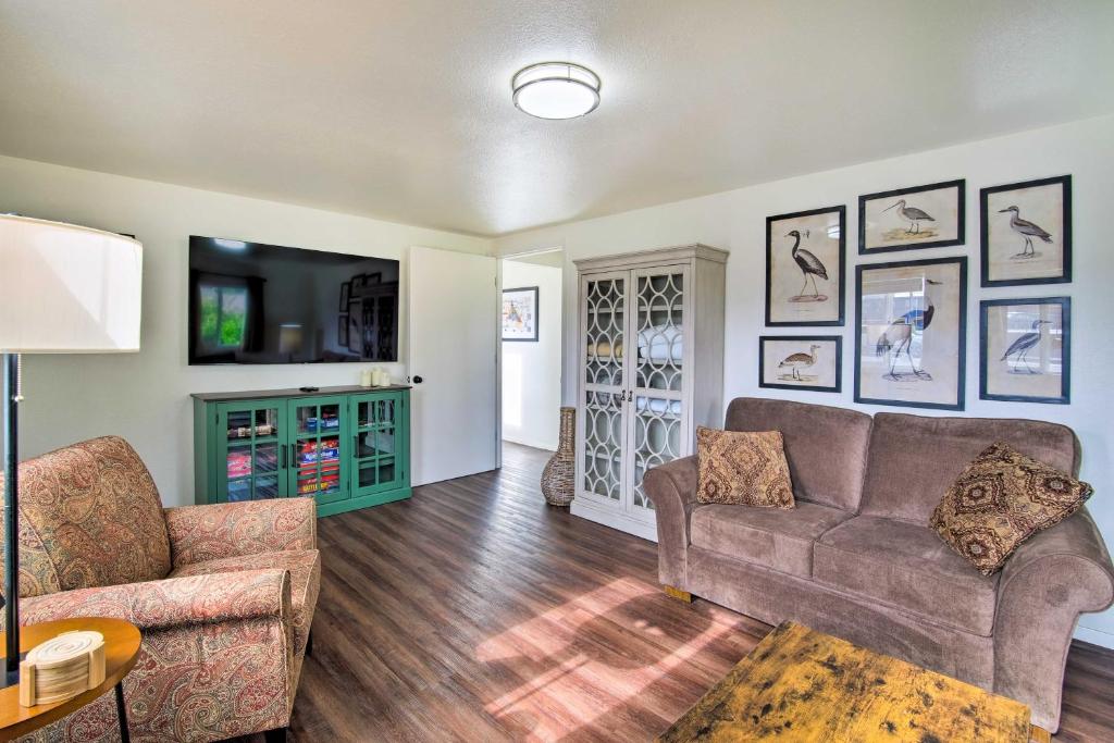 ein Wohnzimmer mit 2 Sofas und einem TV in der Unterkunft North Bend Home with Cornhole Court and Putting Green in North Bend