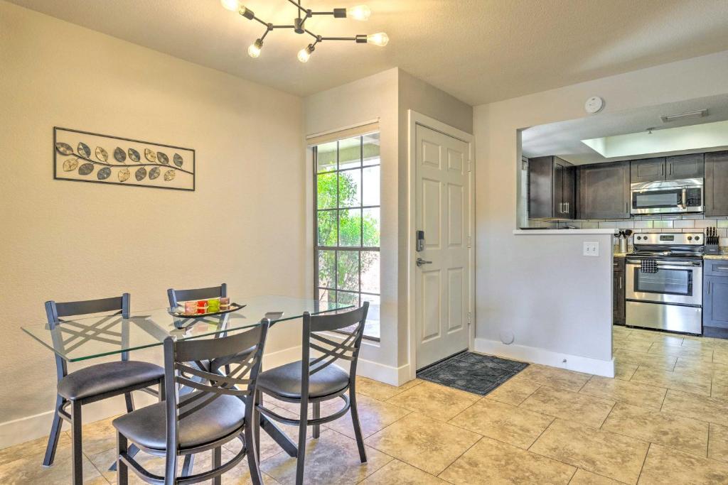 uma cozinha e sala de jantar com mesa e cadeiras em Updated Scottsdale Condo Less Than 3 Mi to Old Town! em Scottsdale