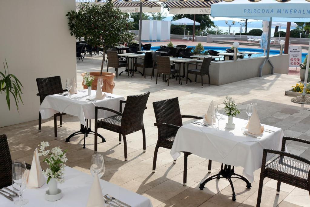 Reštaurácia alebo iné gastronomické zariadenie v ubytovaní Hotel Kolovare
