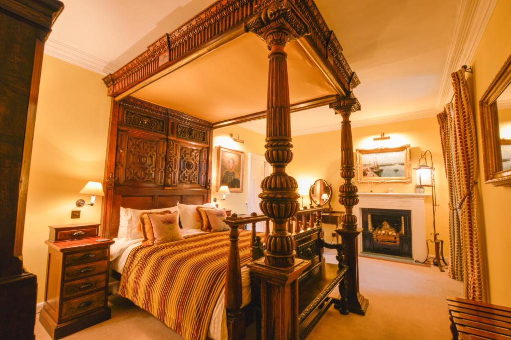 Postel nebo postele na pokoji v ubytování Barcaldine Castle