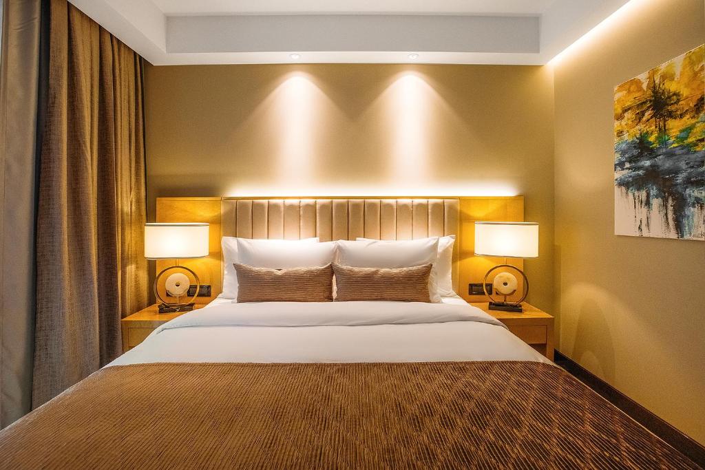 Postel nebo postele na pokoji v ubytování Marjan Plaza Hotel