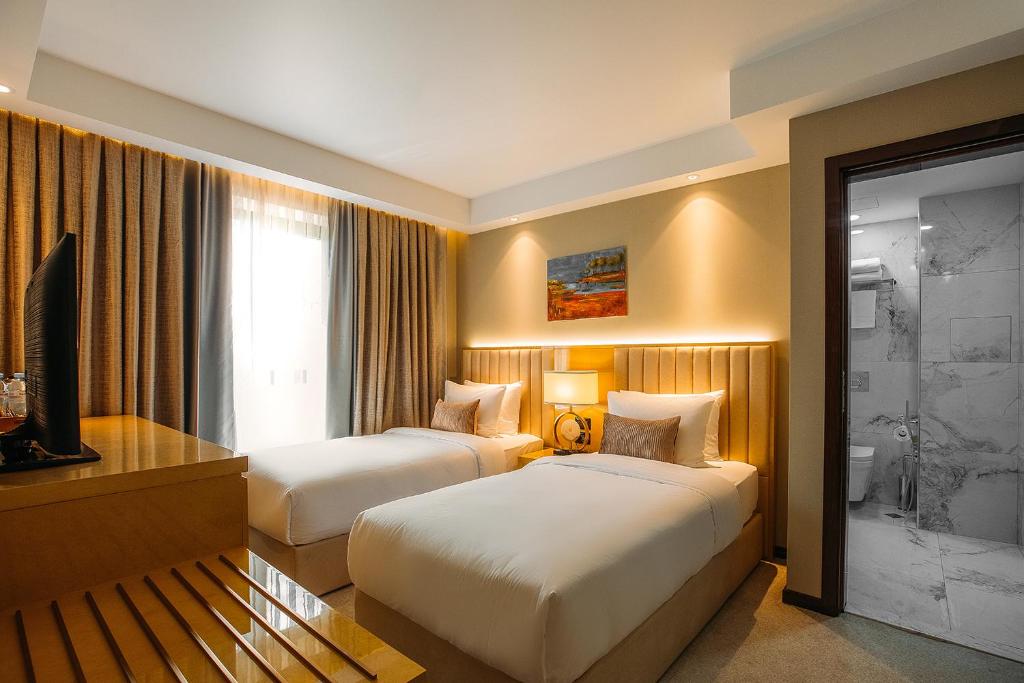 Postel nebo postele na pokoji v ubytování Marjan Plaza Hotel